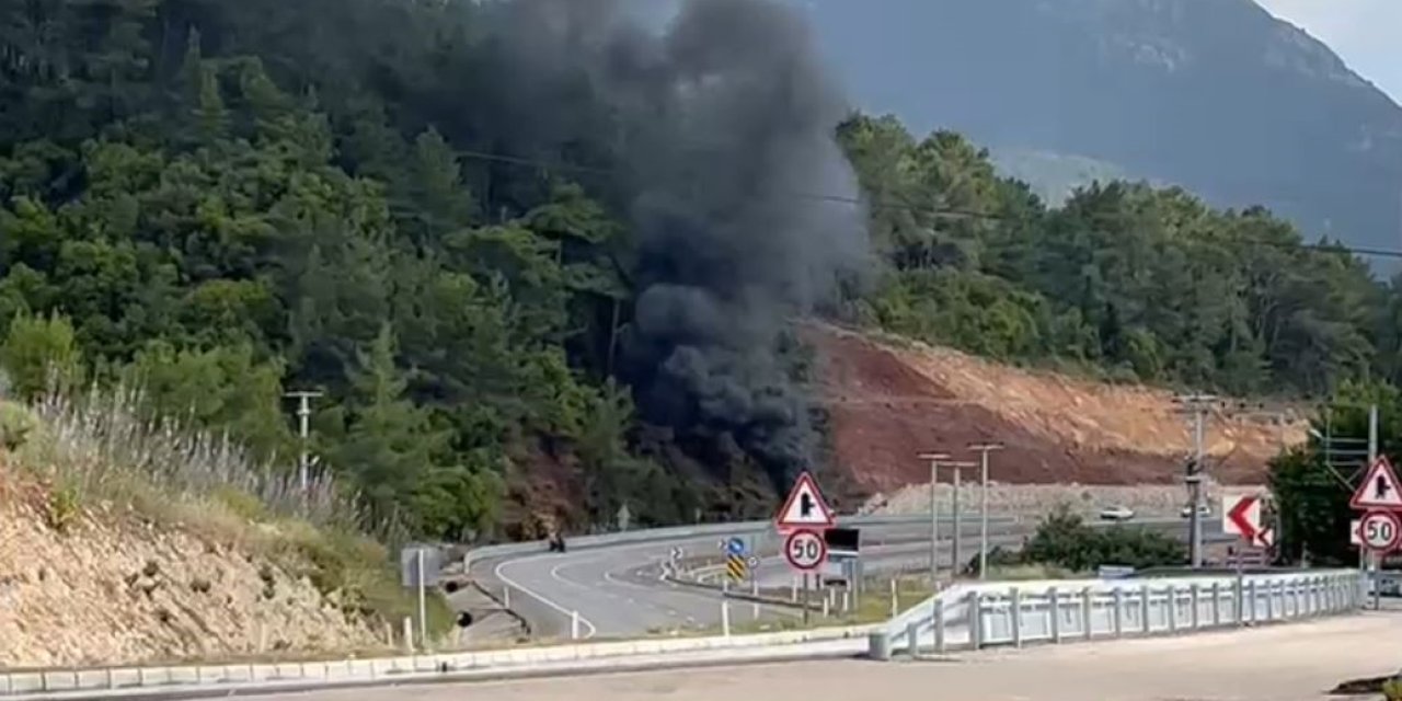 Antalya’da Seyir Halindeki Araç Alev Alev Yandı