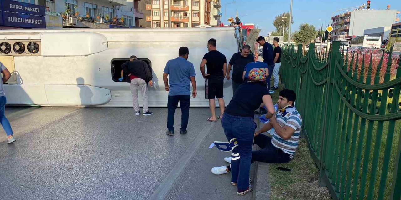 Antalya’da Servis Aracı Otomobille Çarpıştı: 12 Yaralı