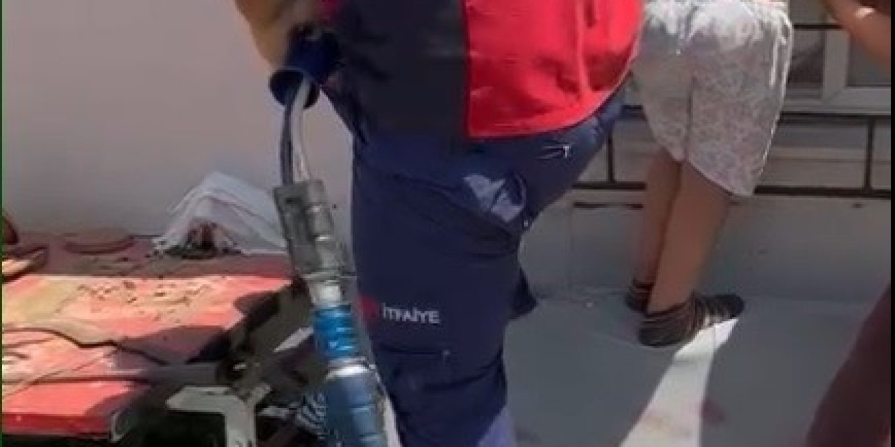 Kafası Pencere Demirine Sıkışan Çocuğu İtfaiye Kurtardı
