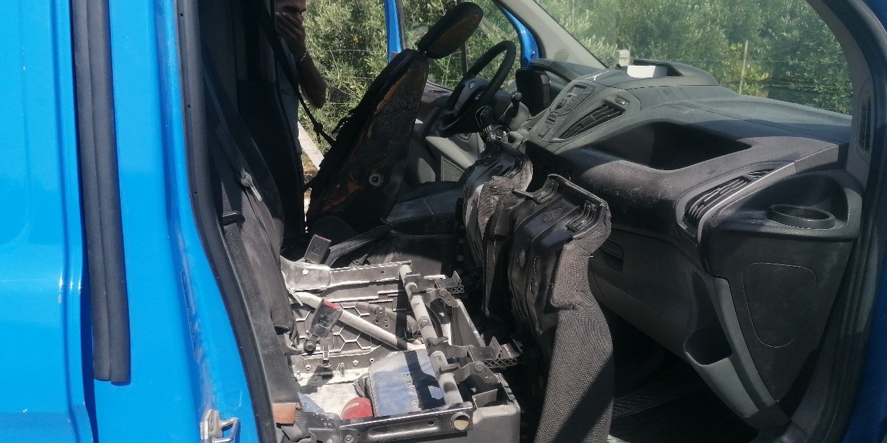 Servisteki Kargo Aracı Hareket Halindeyken Alev Aldı, Sürücü Kendini Dışarı Atarak Kurtuldu