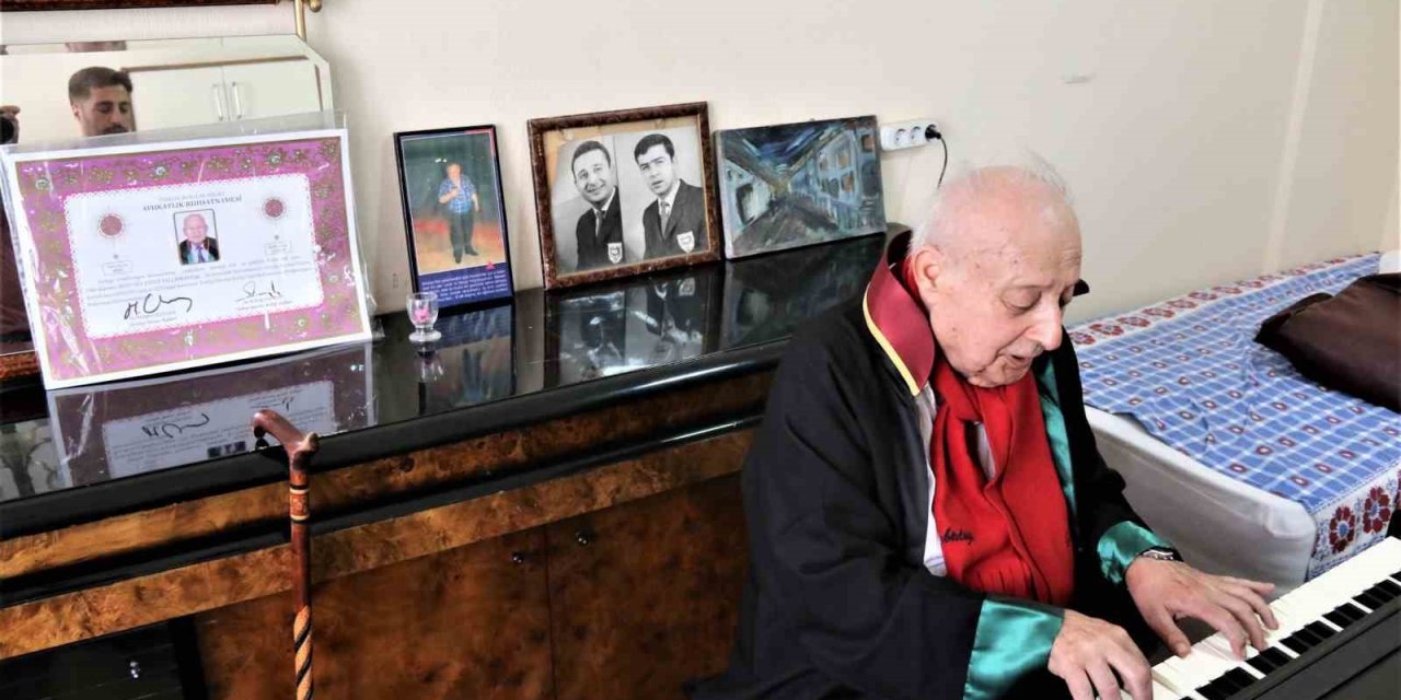 84 Yaşında Avukat Oldu, Azmin Zaferini Çeşitli Dillerde Piyano Çalarak Kutladı