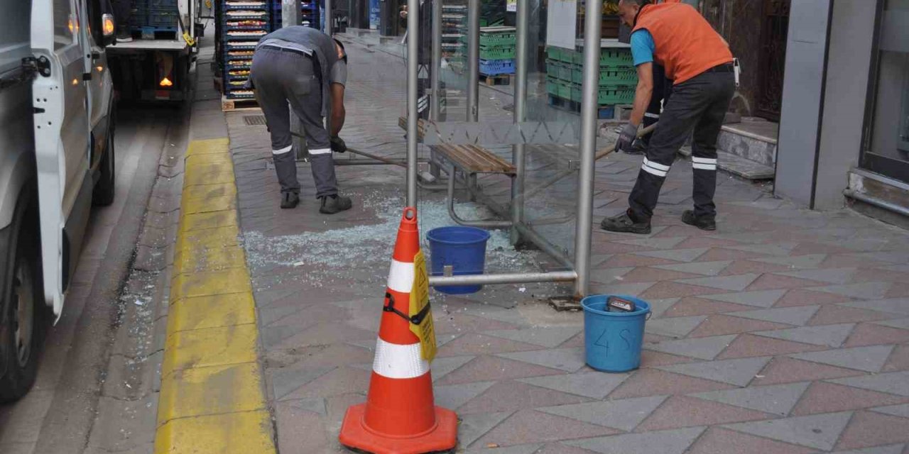 Otobüs Durağı Vandalların Hedefi Oldu