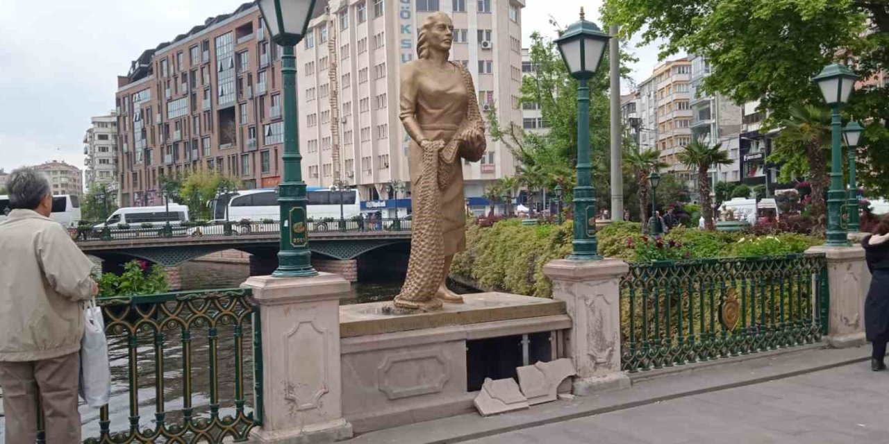 Köprübaşı’nda Heykelin Duvarı Vandalların Hedefi Oldu