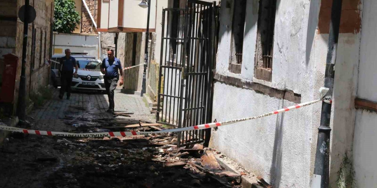 Antalya’da 22 Milyon Liraya Satışta Olan Tarihi Binadaki Yangın Geceyi Aydınlattı