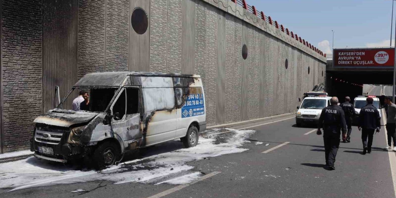 Seyir Halindeki Kamyonet Cayır Cayır Yandı