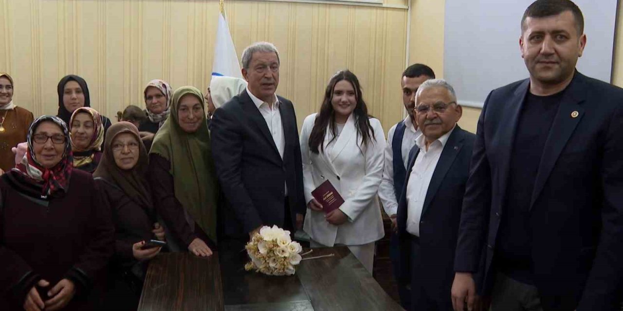 Milli Savunma Bakanı Akar’dan Nikahı Kıyılan Çifte Sürpriz Ziyaret
