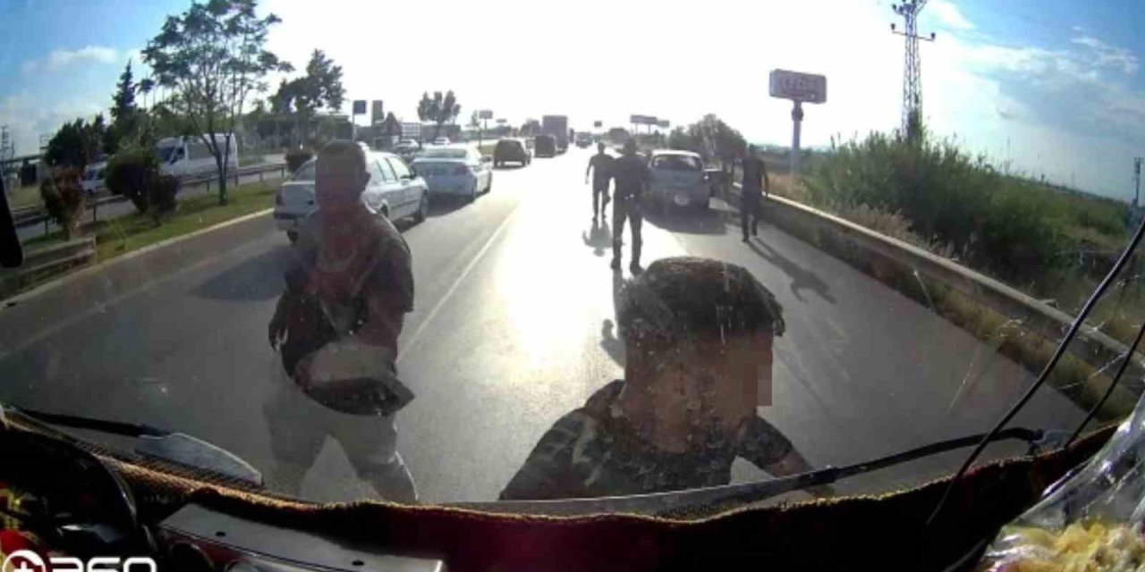 Önünü Kesip Araçtan İndiler, Eşi Ve Çocuğunun Yanında Tehdit Ve Küfürler Yağdırdılar