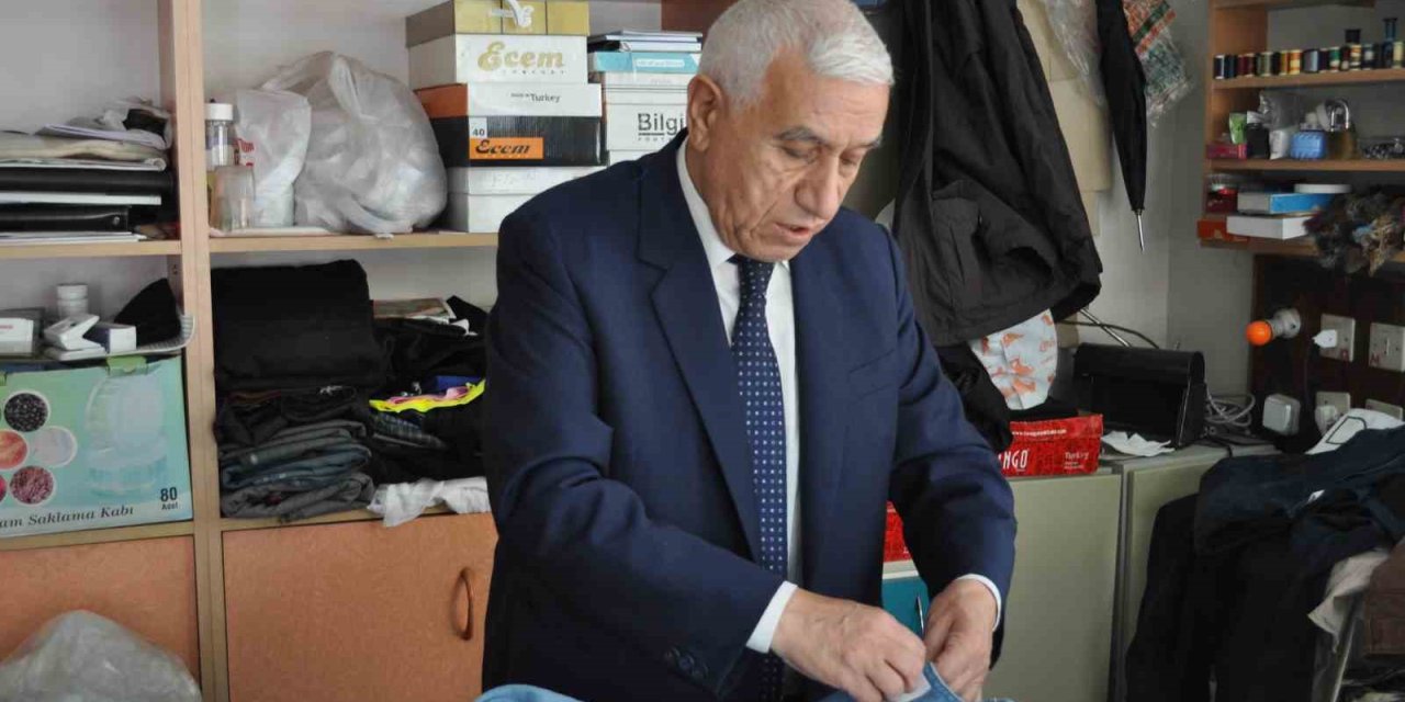 50 Senedir Takım Elbiseyle Dükkânına Gidiyor