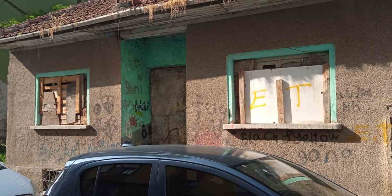 Virane Evler Vatandaşları Tedirgin Ediyor
