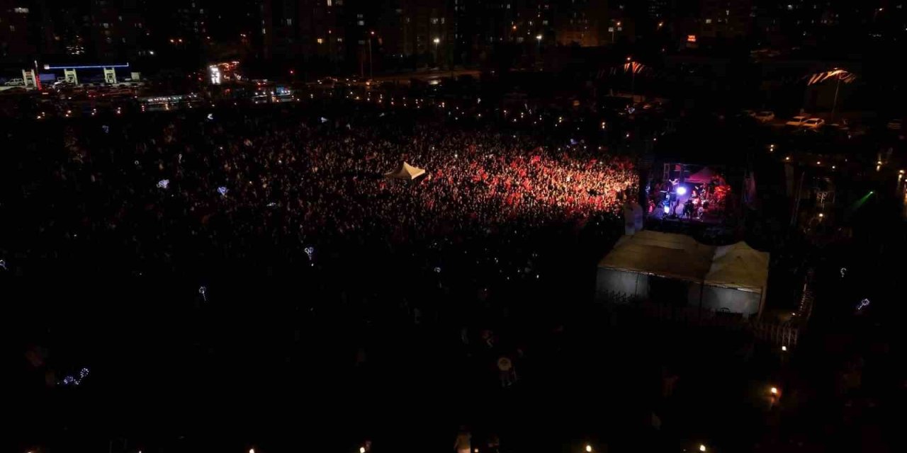 Büyükşehir’in Ahmet Şafak Gençlik Konserine Yoğun İlgi