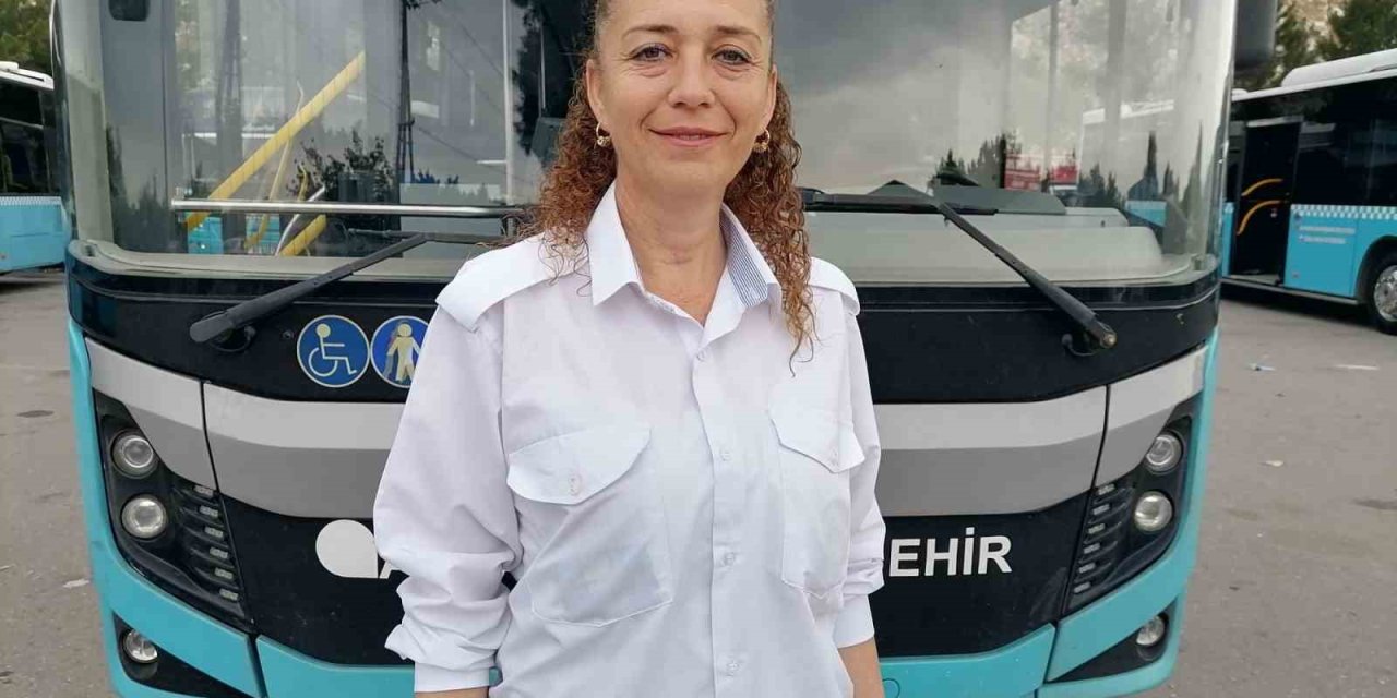 Yolcular, Otomobil Sürücüsü İle Tartışan Kadın Sürücü İçin Yumruk Yumruğa Kavga Etti