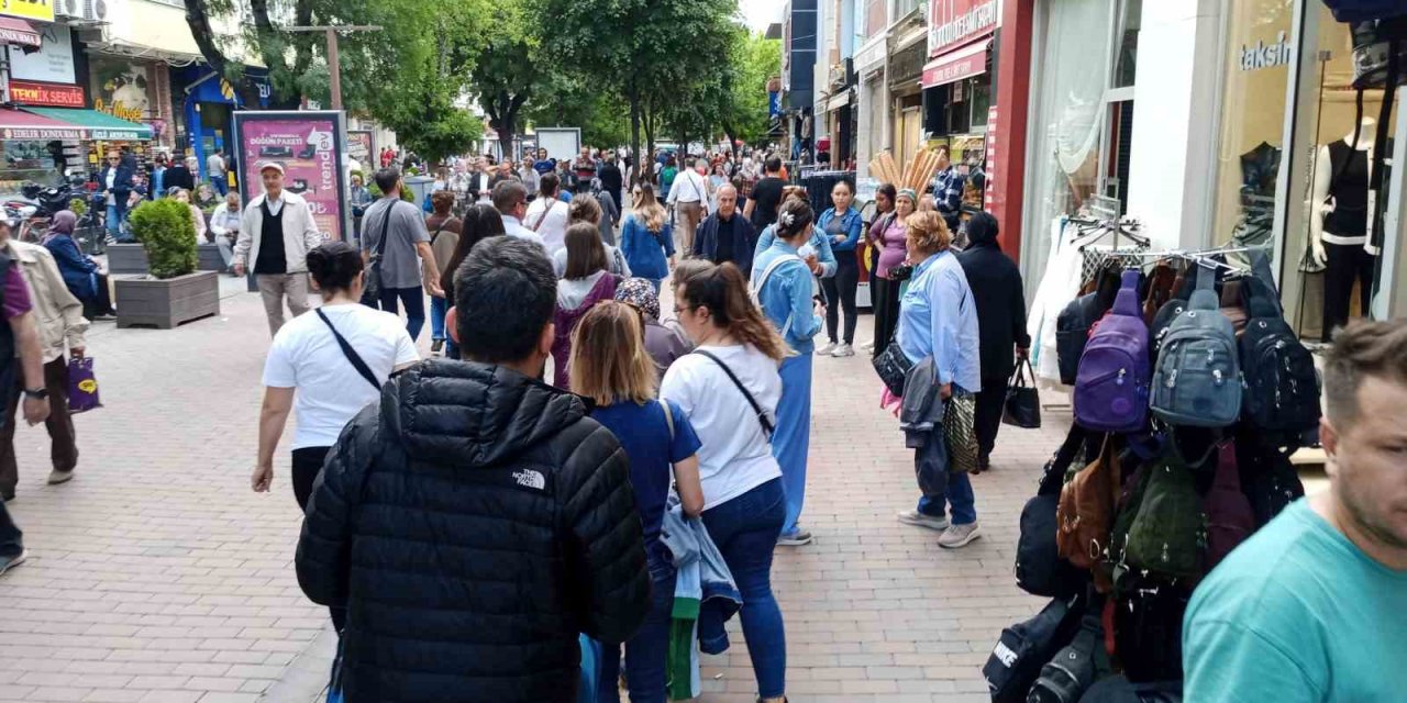 Yağışsız Havayı Fırsat Bilen Vatandaşlar Sokaklara Akın Etti