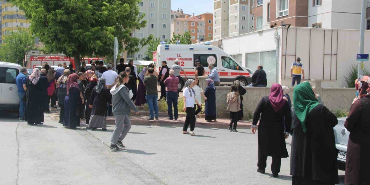 Çocuğunu Kurtarmak İsteyen Anne Kucağındaki Çocuğu İle 13. Kattan Düştü: 3 Ölü