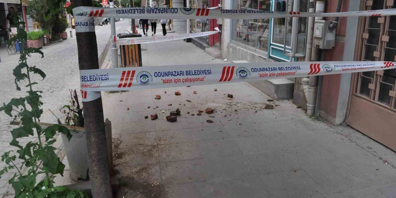 Binadan Düşen Beton Parçaları Mahalleliyi Tedirgin Etti