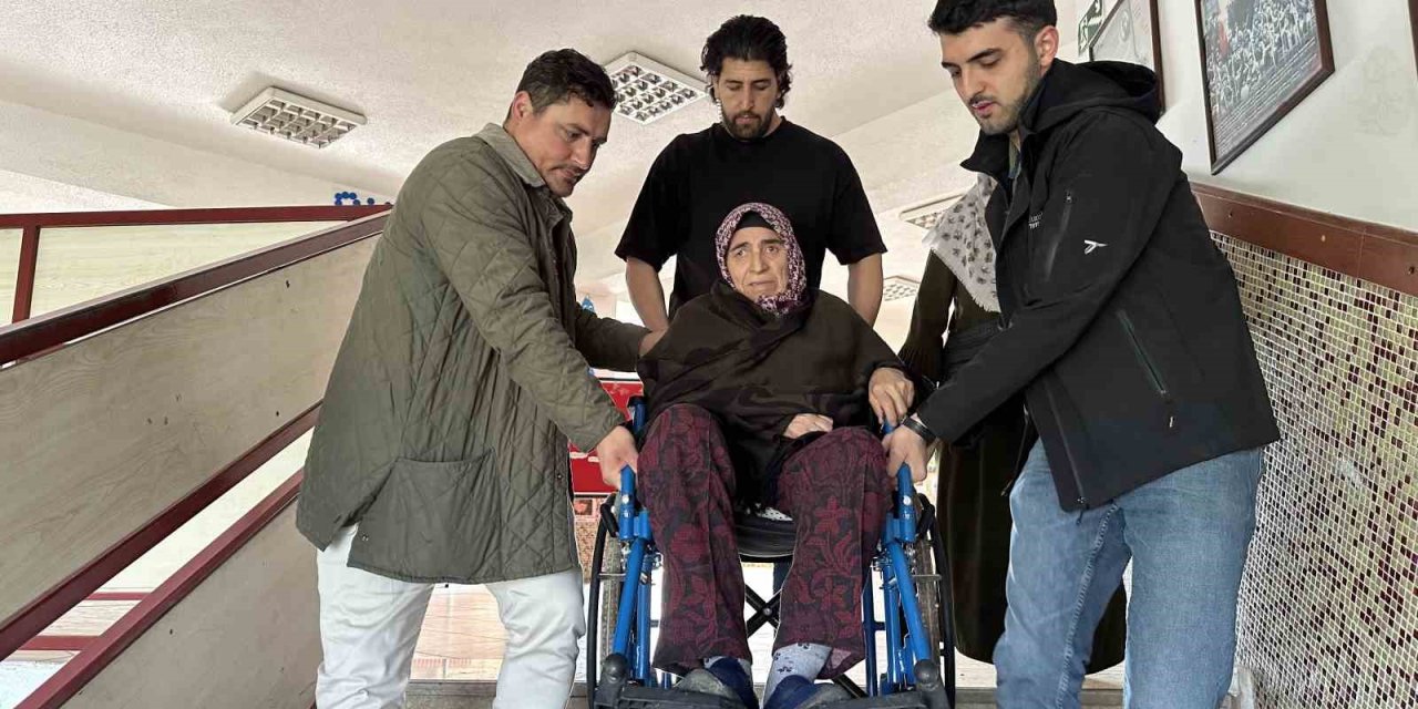 Şehit Eşi Tekerlekli Sandalye İle Sandık Başına Taşındı