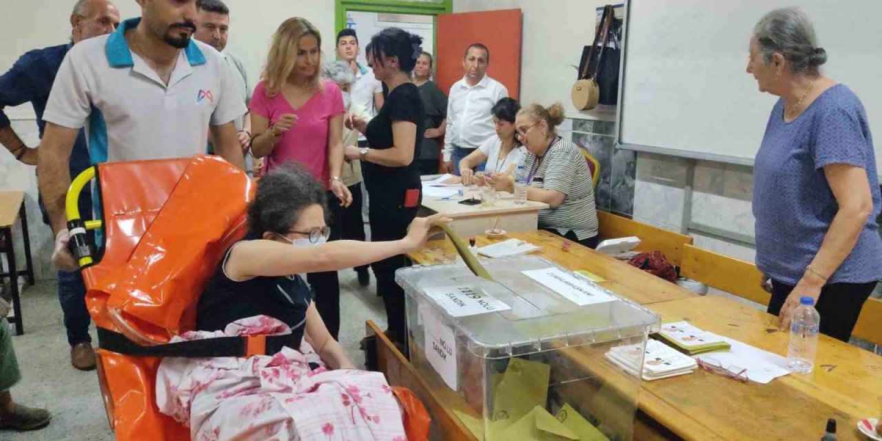 Oy Kullanmaya Ambulansla Geldi