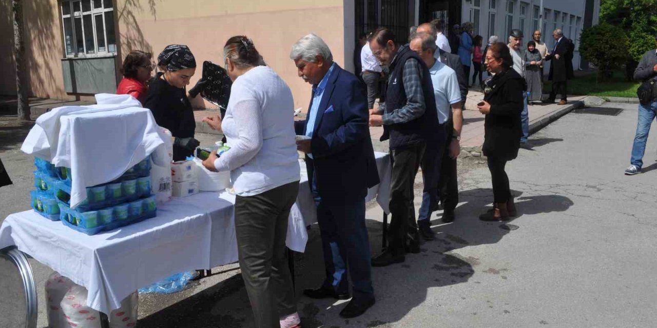 Oy Kullanmaya Giden Seçmene Bu Kez Pilav Ayran Sürprizi