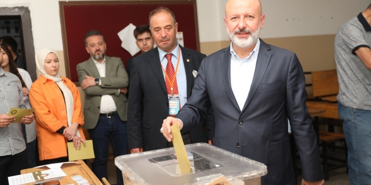 Başkan Çolakbayrakdar,  Ailesiyle Birlikte Oy Kullandı