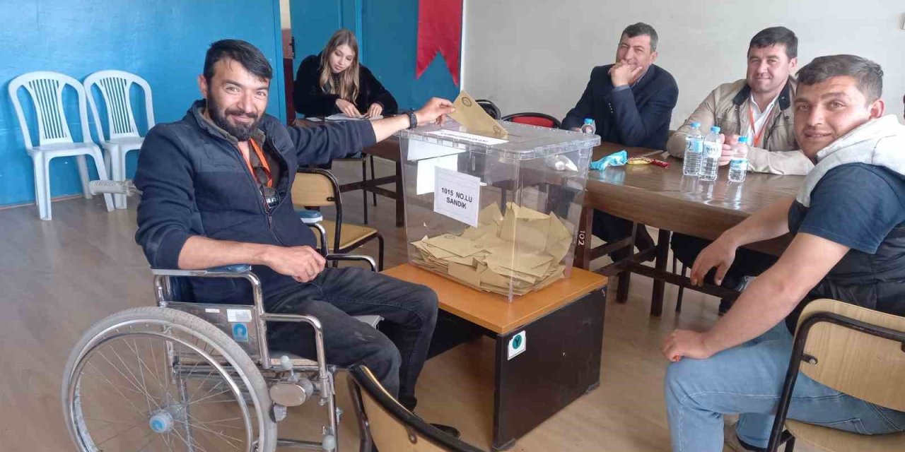 Tekerlekli Sandalye İle Sandık Başına Geldi