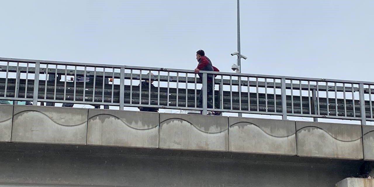 Köprülü Kavşak Üzerinde İntihar Girişimi: Polisler Yaklaştı O Uzaklaştı