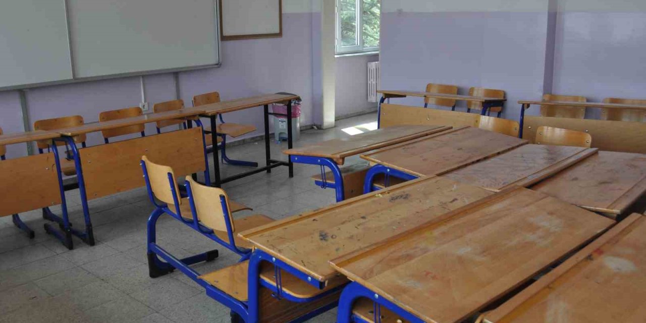 Okullarda Seçim Sonrası Temizlik Çalışmaları Başladı