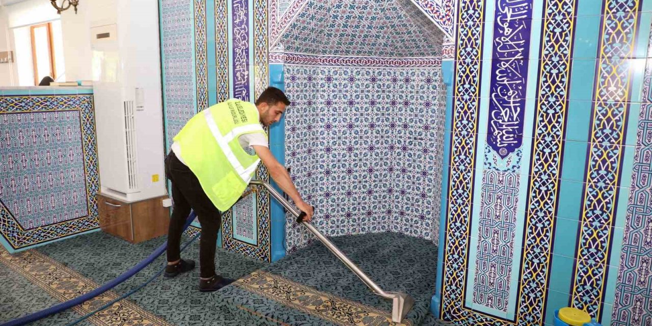 Talas’ta Cami Halıları Pırıl Pırıl