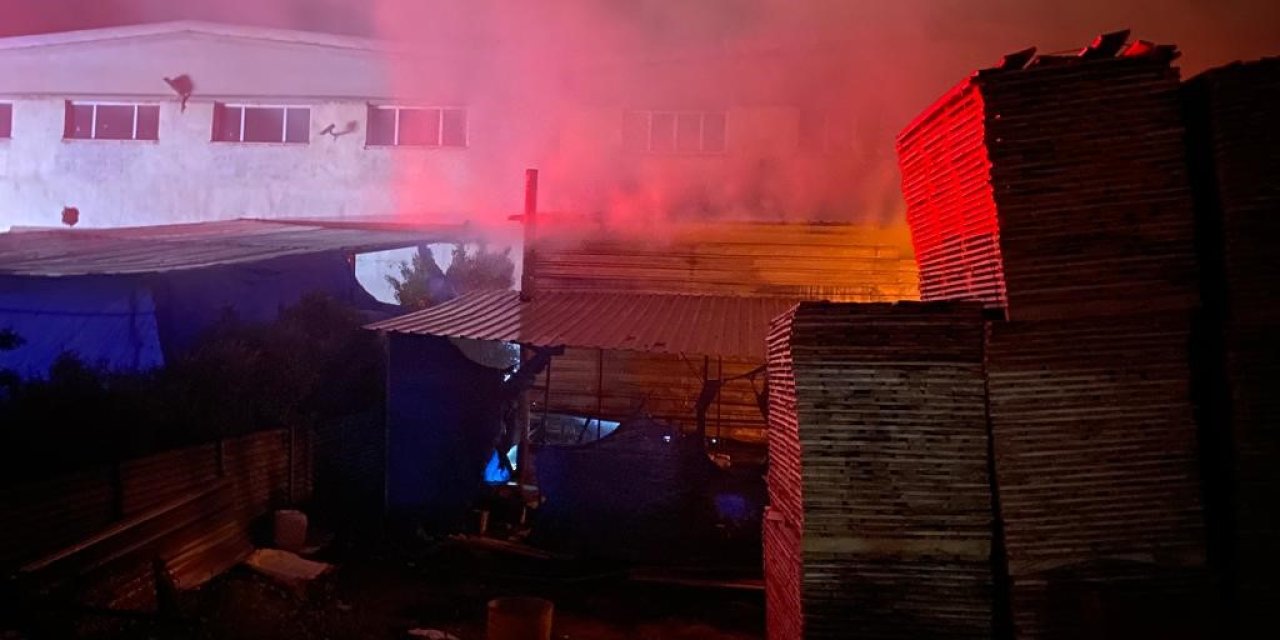 Kayseri’de Mobilya Fabrikasının Deposu Yandı