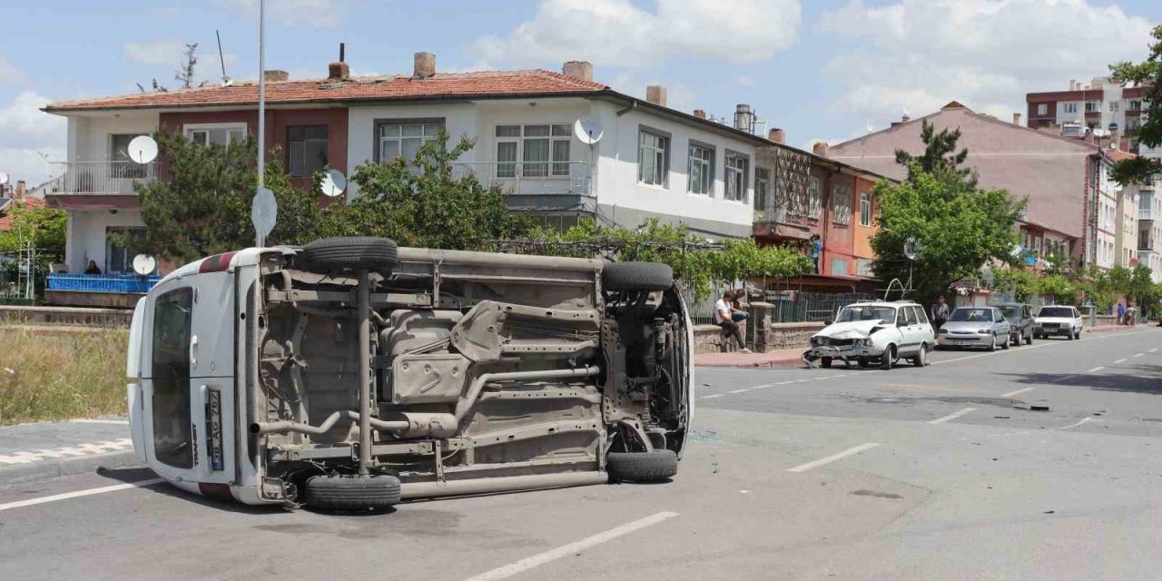 Otomobille Çarpışan Ticari Araç Yan Yattı: 2 Yaralı