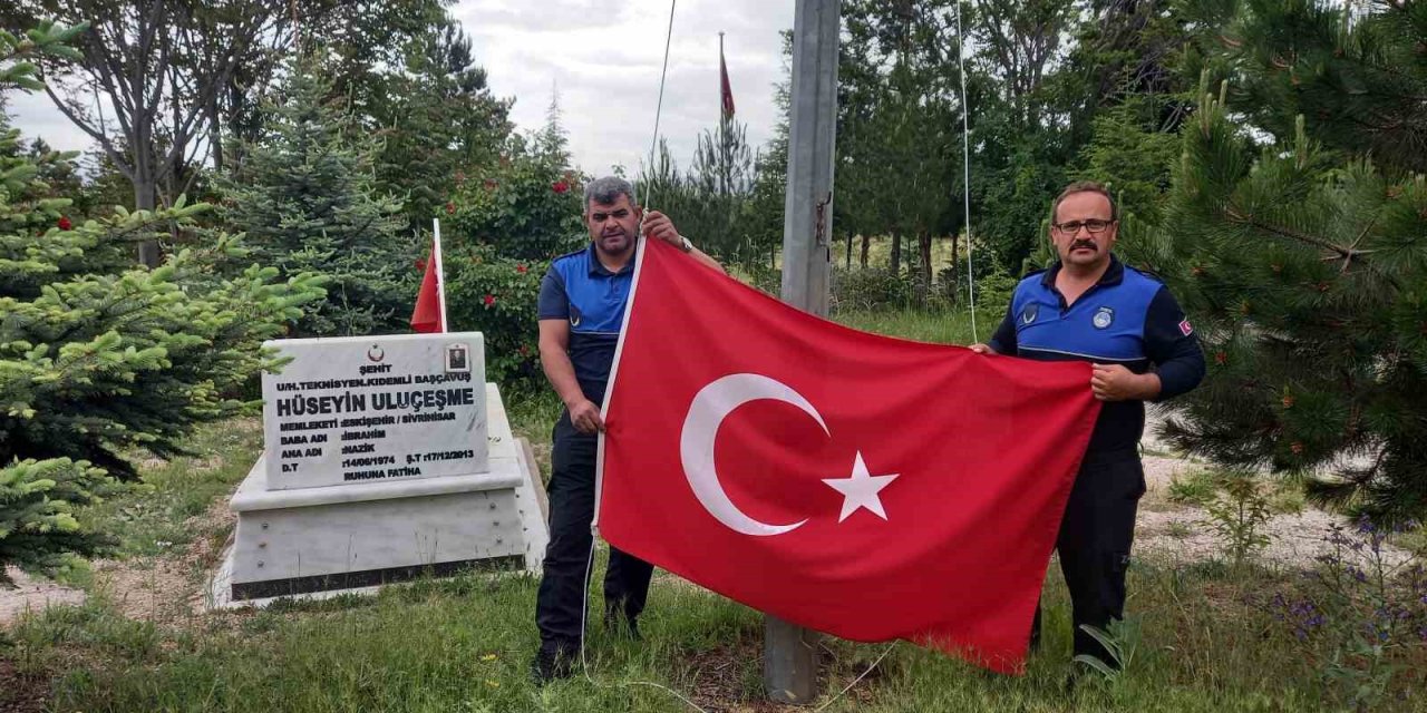 Günyüzü’nde Şehit Mezarlarının Türk Bayrakları Zabıtalara Emanet