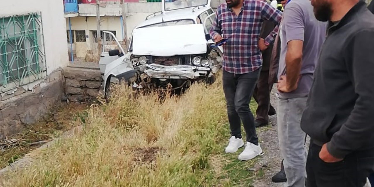 Otomobil Yoldan Çıktı: 2 Yaralı