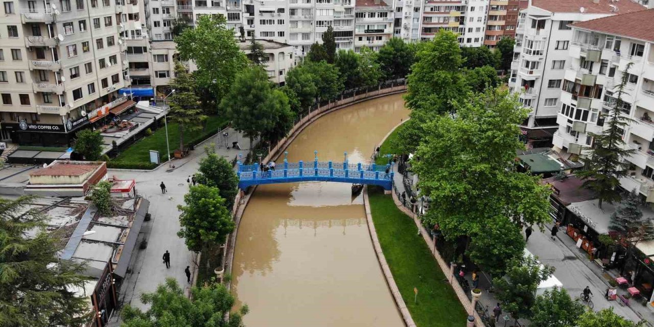 Sağanaklar Porsuk Çayı’nı Kahverengiye Boyadı