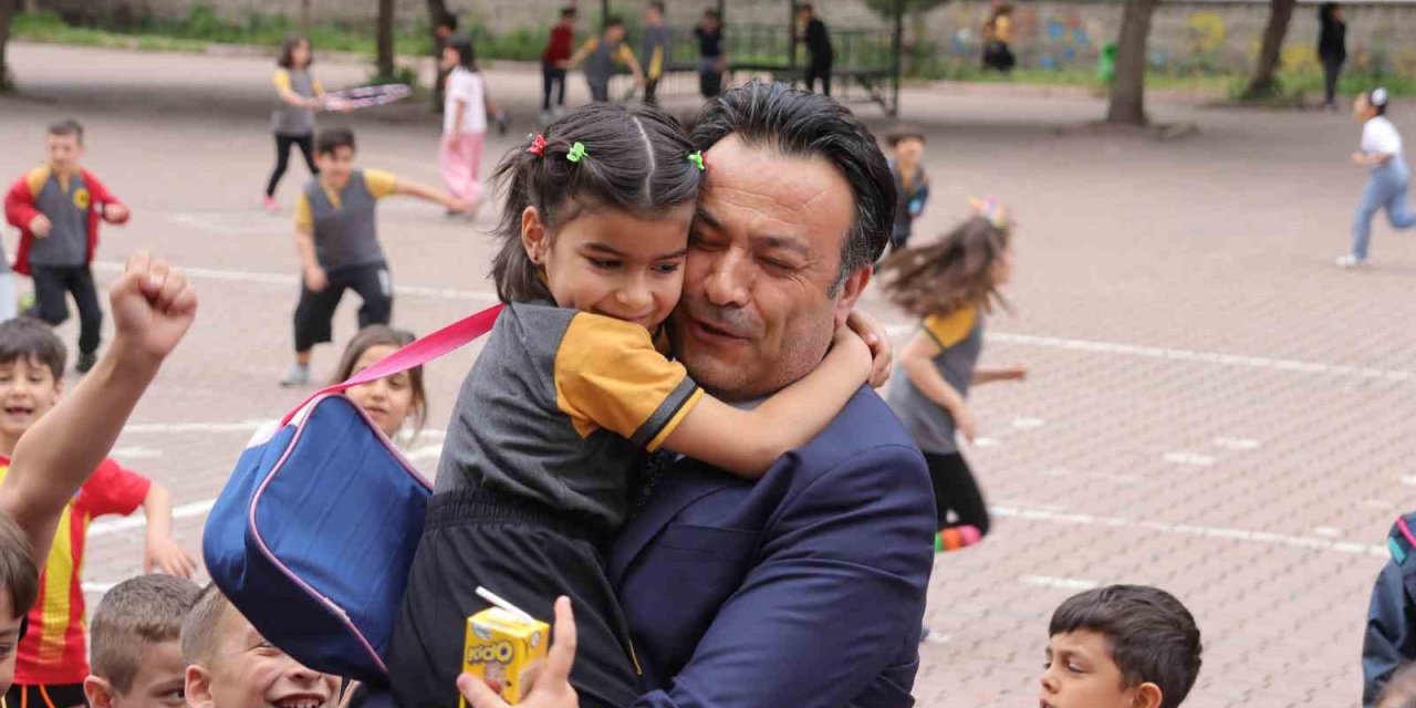 Kayseri’de Eğitim Camiasından Depremzedeler İçin 100 Konteyner