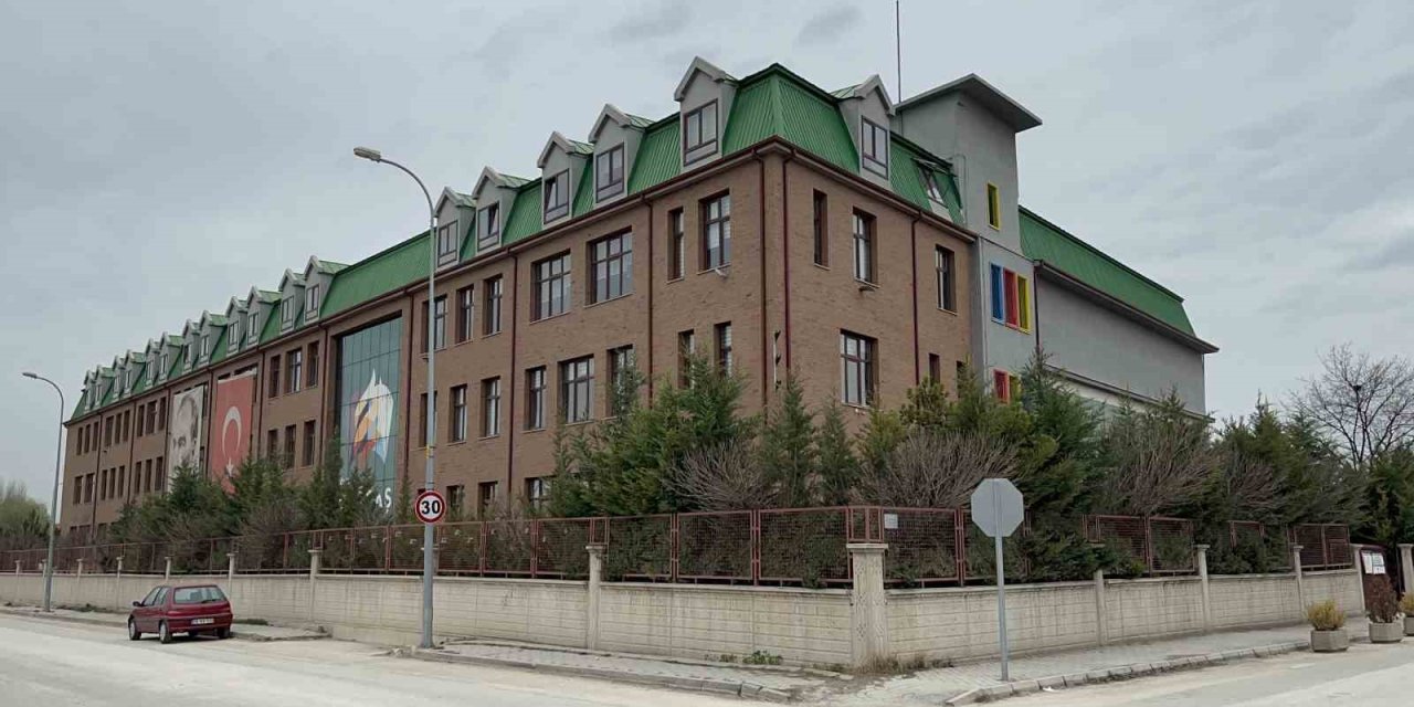 Depremzede Öğrenciyi Başörtüsü Nedeniyle Okula Kaydetmediği İddia Edilen Müdüre Beraat