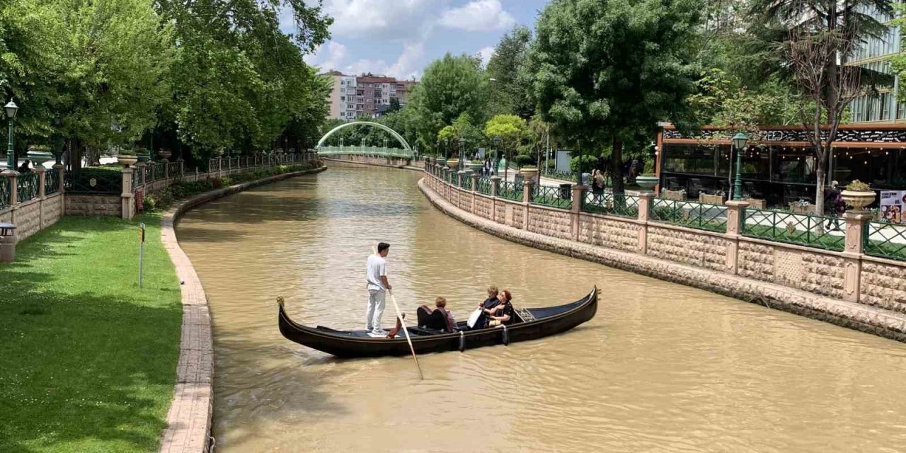 Porsuk Çayı’nın İlginç Rengi Gondol Seferlerine Başka Bir Hava Katıyor