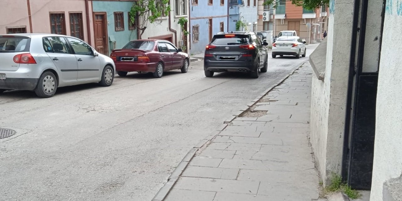 Yokuş Aşağı İnen Sokakta Sürati Ve Kazayı Önlemek İçin Kasis İsteniyor