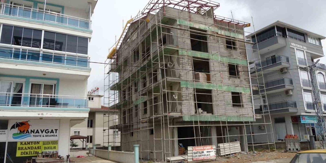 Dış Kaplama Yapan İnşaat İşçisi 3’üncü Kattan Toprak Zemine Düştü, Ölümden Döndü