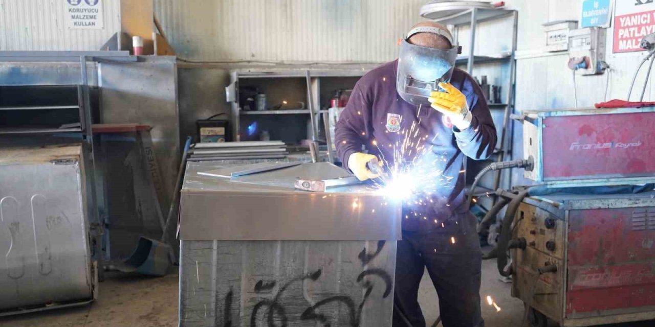 Tarsus Belediyesi Çöp Konteynerlerini Onarıp Yeniden Kullanıma Sunuyor