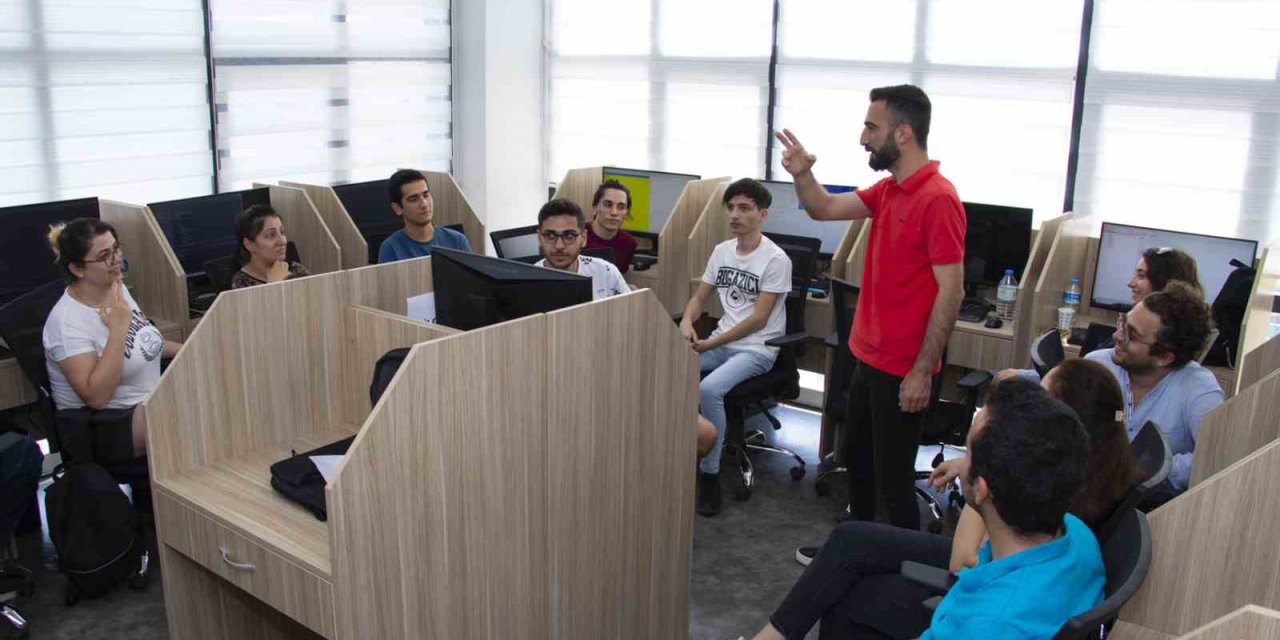 Mercek Kursları Gençleri Geleceğin Mesleklerine Yönlendiriyor