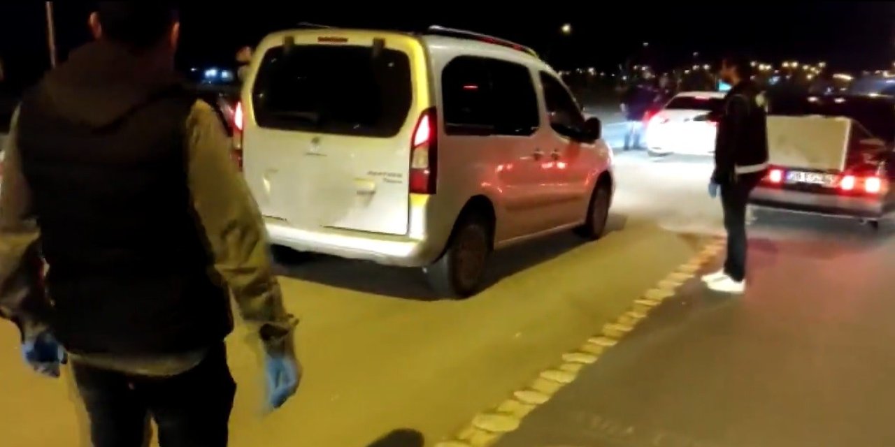 Aracın Motor Bölümünde Silah Sevkiyatı Yapan Şahıslar Yakalandı