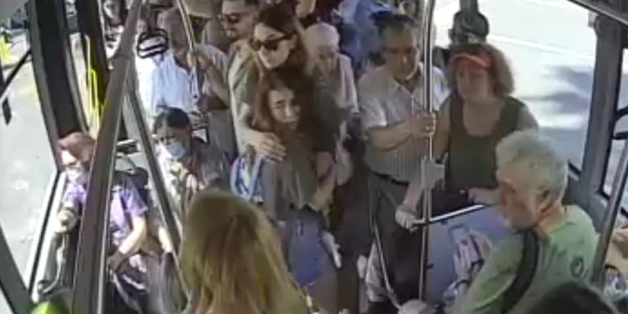 Kadın Şoförün Üzerine Bıçakla Yürüyen Adamın Yolculara Yaşattığı Korku Dolu Anlar Kameraya Yansıdı