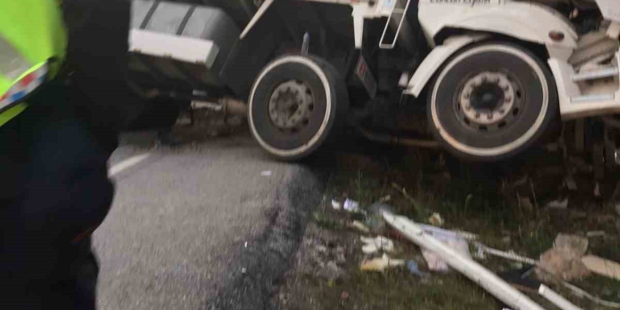 Kamyon Kayalıklara Çarptı: 2 Yaralı