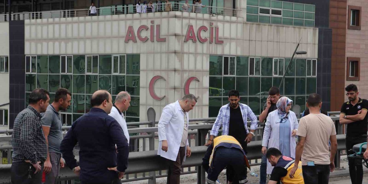 Acil Servisin Önünde Kaza: Sağlık Çalışanları Seferber Oldu