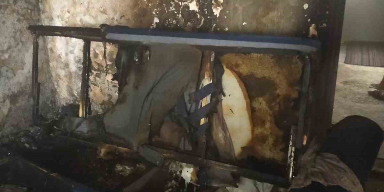 Evde Çıkan Yangında Bir Oda Tamamen Yandı
