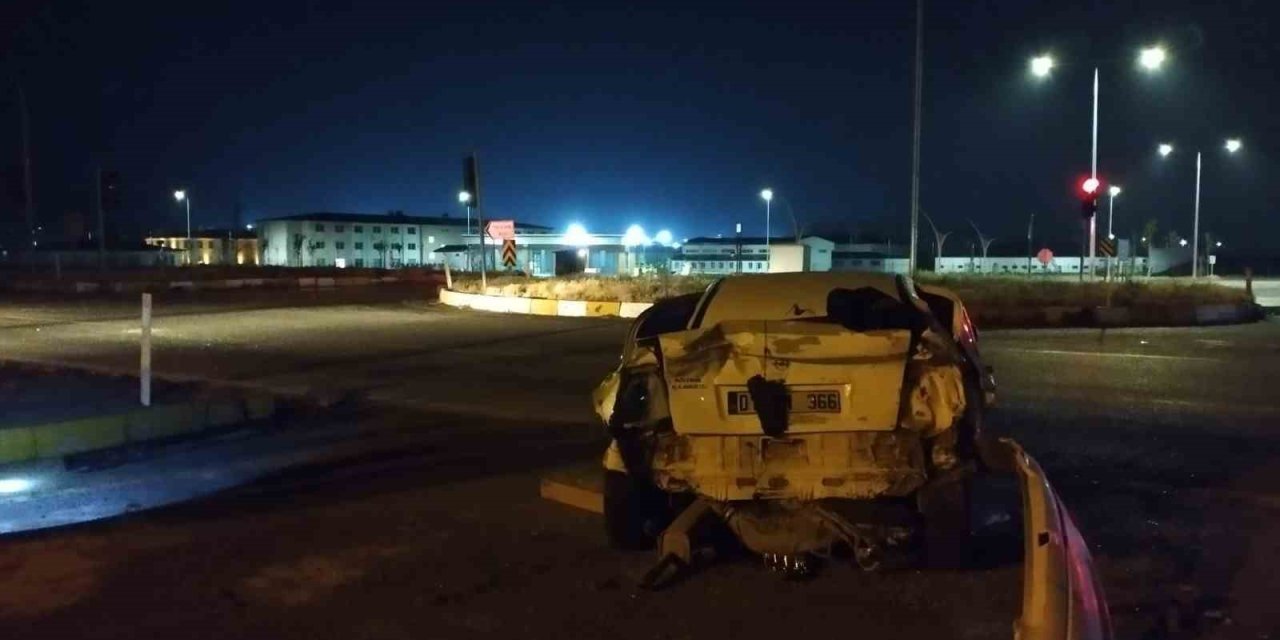 Tır Kırmızı Işıkta Bekleyen Otomobile Çarptı: 3 Yaralı