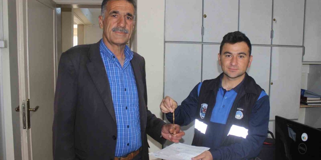 Yerde Bulduğu 9 Bin Liralık Altın Bilekliği Sahibine Ulaştırdı