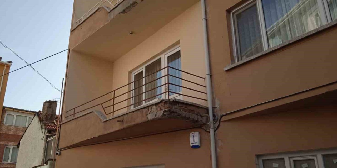 Sıvaları Dökülen Eski Bina İyileştirme Bekliyor