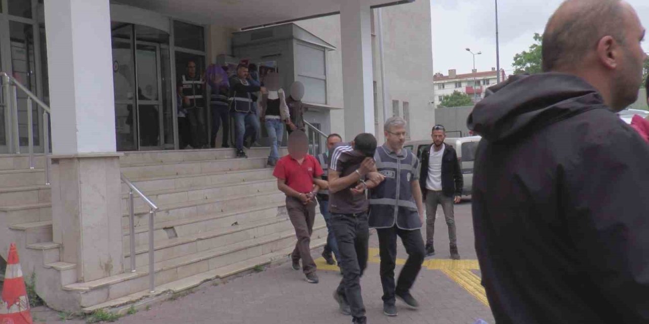 Kayseri’de Aranan Şahıslara Eş Zamanlı Operasyonda 25 Kişi Yakalandı