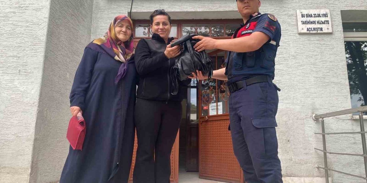 Mezarlıkta Unuttuğu Çantasını Jandarma Teslim Etti
