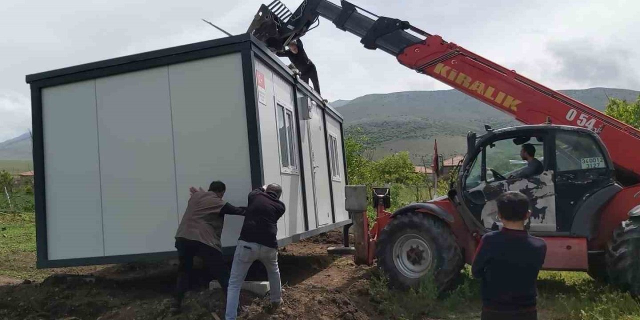 Tomarza’da Evleri Ağır Hasar Gören Vatandaşlara Konteynerleri Verildi