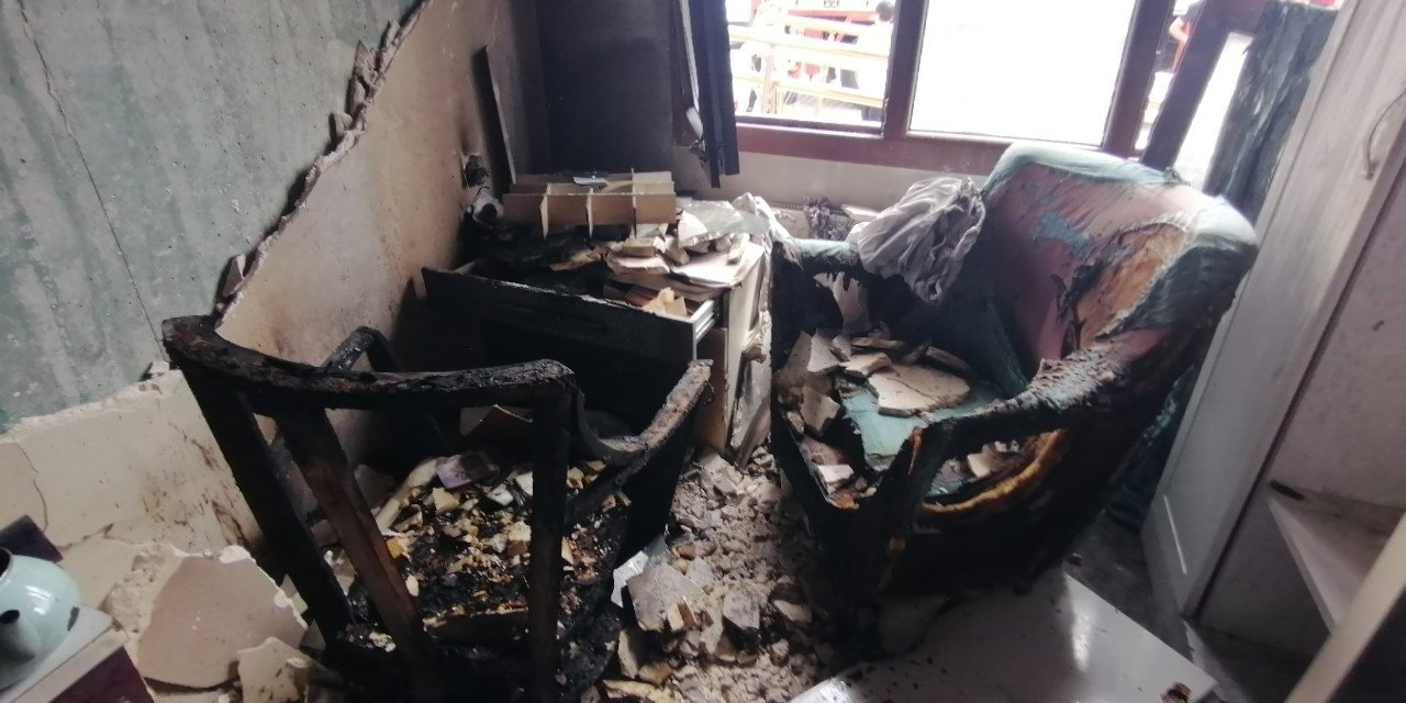 Şarjda Isınıp Patlayan Telefon Evin İçerisini Savaş Alanına Çevirdi